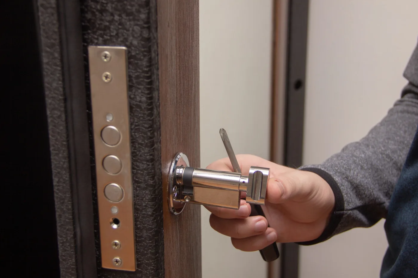 Serrure multipoints sur le chant d'une porte blindée dans le Val-de-Marne
